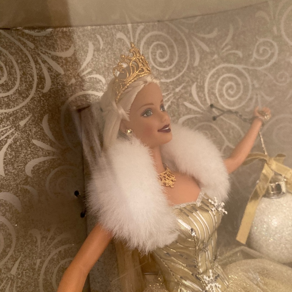 2000 Special Edition Holiday Celebration Barbie Gold Dress Fashion Doll - Picture 12 of 16